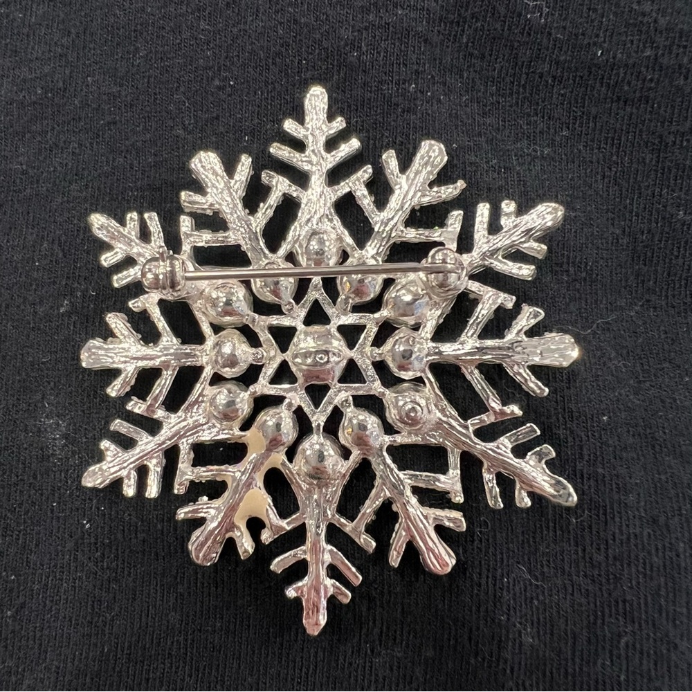 Avon vintage snowflake brooch pin with Chrystals. Silver tone. - Picture 2 of 3